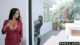 Thief scores big on blonde bombshell Ava Adams' busty booty