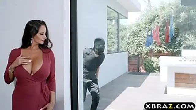 Thief scores big on blonde bombshell Ava Adams′ busty booty