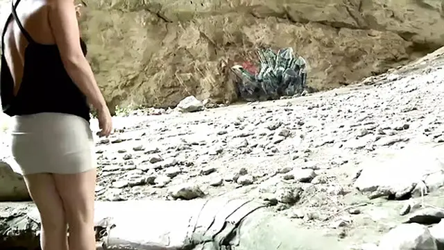 Mature whore enjoys outdoor sex with her partner