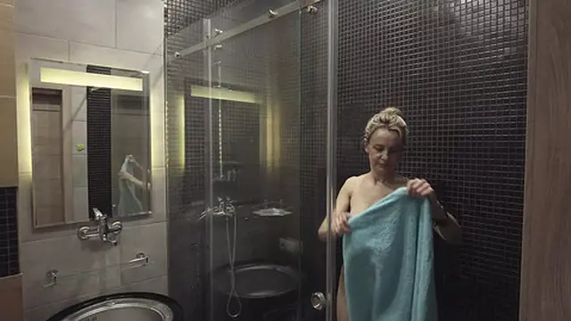 Friend′s milf licks me after a bath