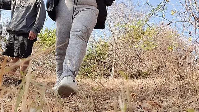 Deep throat in the tall grass &mdash;  hunk′s got a new score