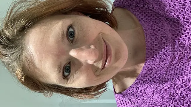 Fingering👉 in plain sight - devouring beans while jacking off at Heathrow′s entrance