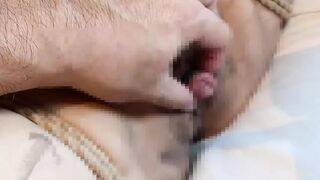 吞吸她的 clit,戴上橡皮套