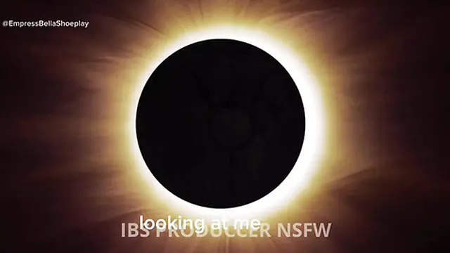 Embarrassed by Empress Bella′s Foot Play