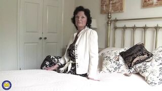 Mature with big boobs is pleasing herself
