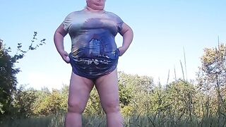 Mother-in-law undressed in the park and staged a public pissing