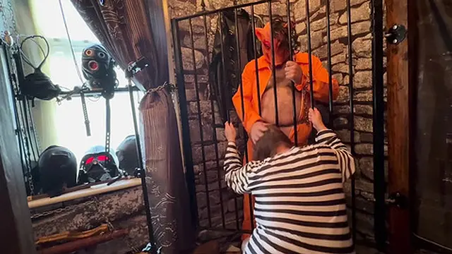 Female inmate pleases Mr Swine Cock🌭 with her mouth 