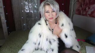 Sex performance of a mature bitch in a beautiful fur coat...))