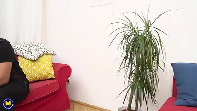 Guy fucks mature in her sweet pussy