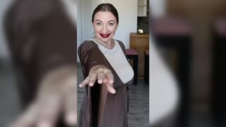 Dirty old hag spreading her ass🍑 wide open for a hungry young cock🍆